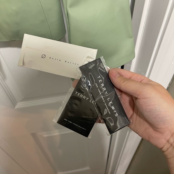 Terry Lewis Leather Jacket with tags never worn womens Large clover buttons - Picture 4 of 4